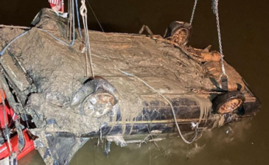 E zhytur nën 8 metra ujë, në Arkansas gjendet vetura që besohet se i përkiste një gruaje të zhdukur që nga viti 1998