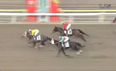 Sumomomomomomomomo ia del më në fund! Kali që ‘i bën komentuesit të qajnë’ me emrin e tij interesant, arrin fitoren e parë në Japoni