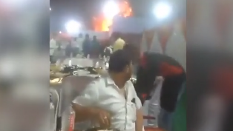 Ushqimi falas, vazhduan të hanë – dy të ftuarit indianë në një dasmë nuk u larguan, edhe pse zjarri shpërtheu pas tyre
