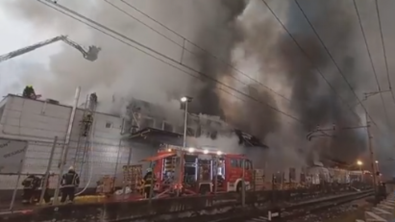 Zjarr i madh në një depo masive në Lubjanë, angazhohen 150 zjarrfikës – pamje nga vendi i ngjarjes
