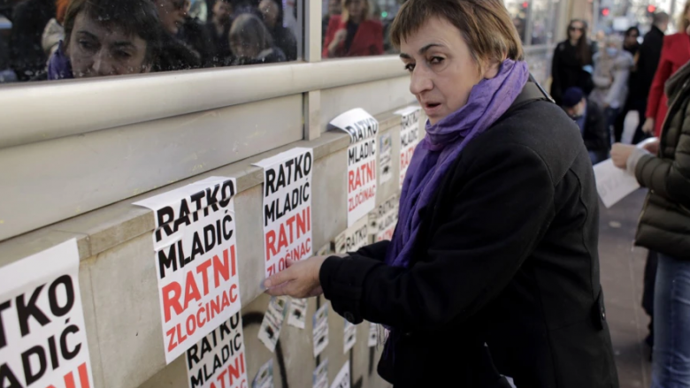 Grafitet kushtuar Mlladiqit në Beograd, mbulohen me afishe – Ratko Mlladiq kriminel i luftës