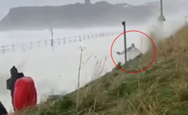Po ‘testonte baticën’!? Momenti kur një burrë në Angli pothuajse ‘gëlltitet’ nga një valë gjigante, në mes të stuhisë