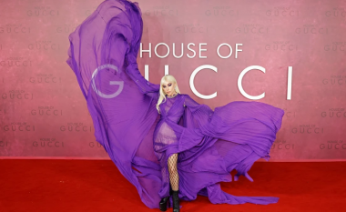Lady Gaga shkëlqen në tapetin e kuq gjatë premierës së filmit "House of Gucci"