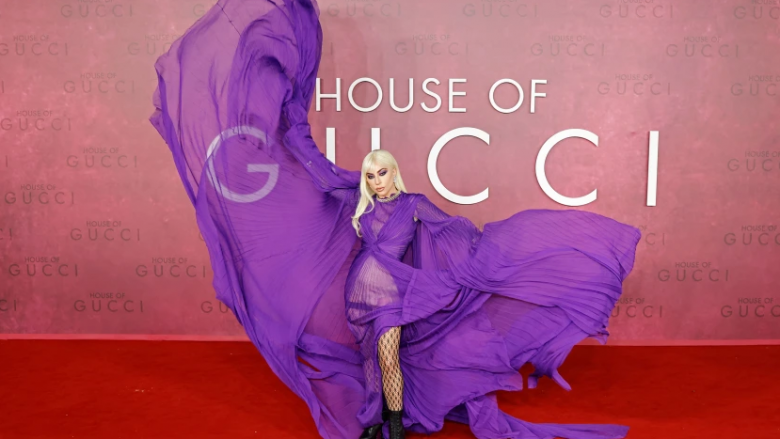 Lady Gaga shkëlqen në tapetin e kuq gjatë premierës së filmit “House of Gucci”