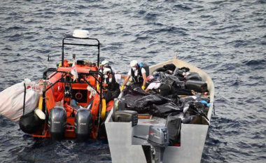 Varka me dhjetë emigrantë të vdekur gjendet pranë bregdetit italian