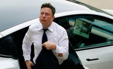 Pronarët e veturave Tesla nuk mund t’i zhbllokonin automjetet e tyre, reagon Elon Musk