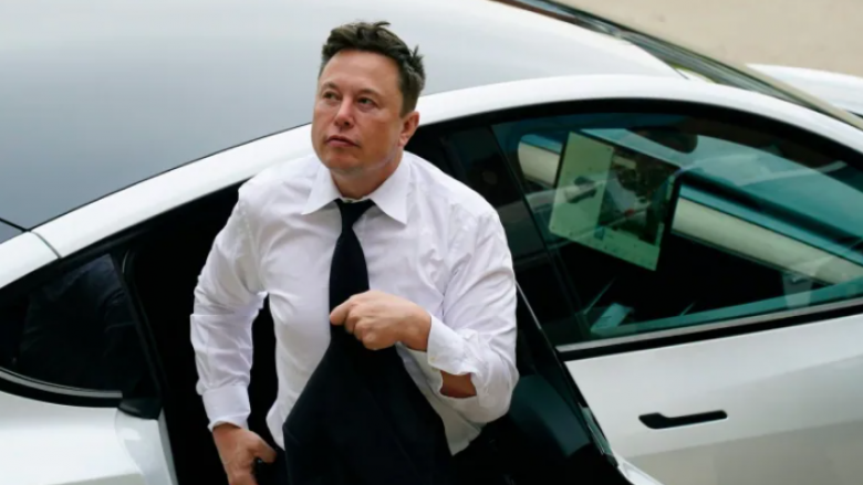 Pronarët e veturave Tesla nuk mund t’i zhbllokonin automjetet e tyre, reagon Elon Musk