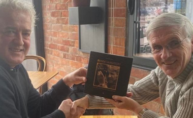Në takimin me Besnik Sahatçiun, Jusuf Buxhovi i dhuron Rita Orës librin e tij “Kosova  – histori e shkurtër”