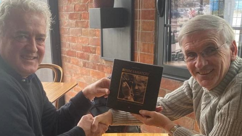 Në takimin me Besnik Sahatçiun, Jusuf Buxhovi i dhuron Rita Orës librin e tij “Kosova  – histori e shkurtër”