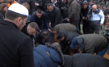 Varrosen dy nxënësit e vrarë të premten në Deçan, qindra qytetarë ua dhanë lamtumirën e fundit