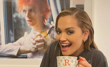 Rita Ora pozon me një filxhan çaj teksa zbulon se ka përfunduar xhirimet e sezonit të ri të “The Masked Singer UK”