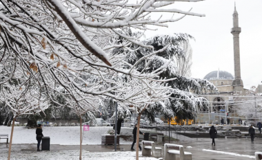 Prishtina mbulohet me borë