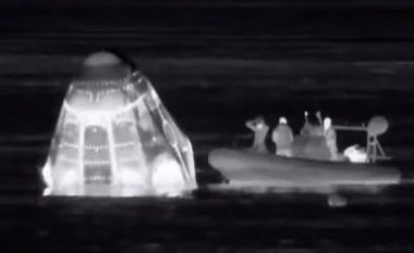 Momenti kur ‘kapsula e SpaceX’ me katër astronautë ‘aterron’ në brigjet e Floridas
