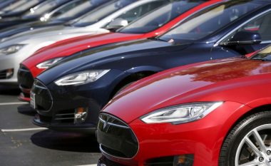 Tesla tërheq pothuajse 12 mijë vetura në SHBA