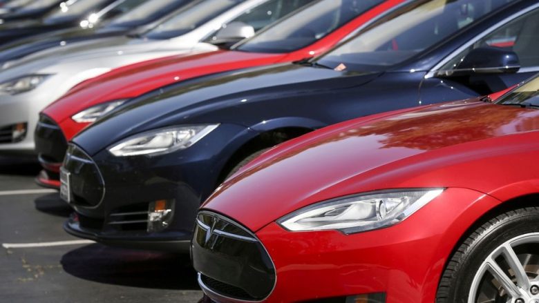 Tesla tërheq pothuajse 12 mijë vetura në SHBA