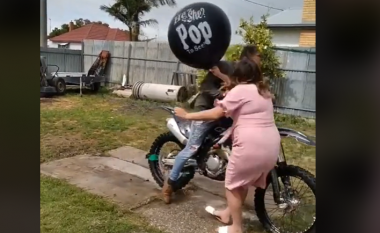 Burri pothuajse shtypi me motoçikletë nënën e fëmijës së tij në momentin kur po zbulonin gjininë e foshnjës