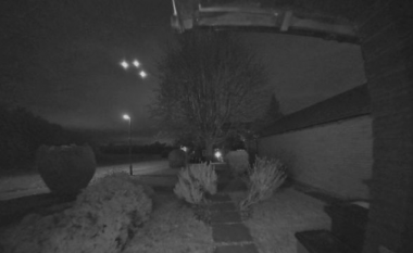 Britaniku mbeti i tronditur kur kamera në zilen e shtëpisë kapi një ‘objekt me tre drita vezulluese’ – ngriti çështjen se mund të kishte qenë UFO