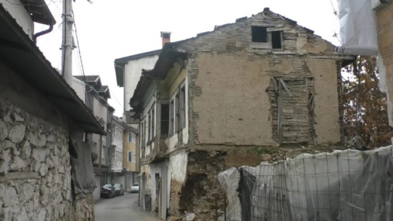 Gostivar, shtëpia shekullore e trashëgimisë kulturore drejt rrënimit, rrezikon banorët