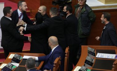 “Ke dalë në përgjimet e anti-mafias italiane” – përplasje e fortë në Kuvendin e Shqipërisë mes Braçes dhe Salianjit, ndërhyn garda
