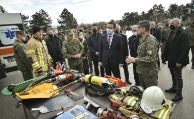 Kurti vizitoi stacionet me demonstrime të pajisjeve dhe armatimit të FSK-së