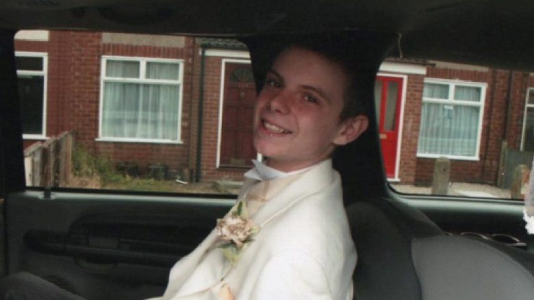 Djali me autizëm nga Anglia kthehet në shtëpi, pas 15 vitesh në spital