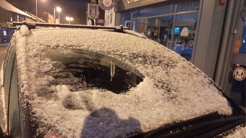 Shoferi me xhamin e përparmë të mbuluar nga bora u ndalua nga policia në Oksford – jo pa pasoja