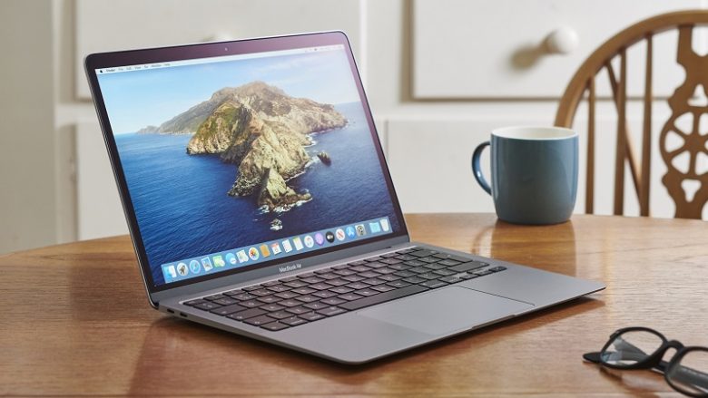 ASKUND N’BOTË S’KI MA LIRË: Apple MacBook Air 13 M1 me çmim fantastik për vetëm 799.50 EURO!