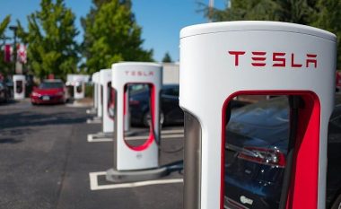 Tesla hap rrjetin e saj të mbushjes edhe për makina të tjera elektrike