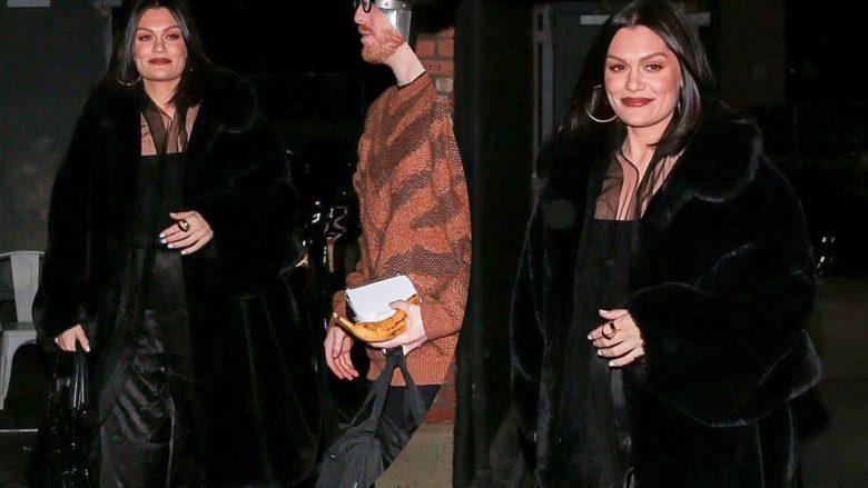 Jessie J shfaqet e veshur në të zeza në Los Angeles pasi tregoi për abortin e saj