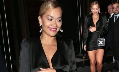 Rita Ora tregon sensin e saj të modës në një fustan të zi elegant, ndërsa del për darkë në Londër