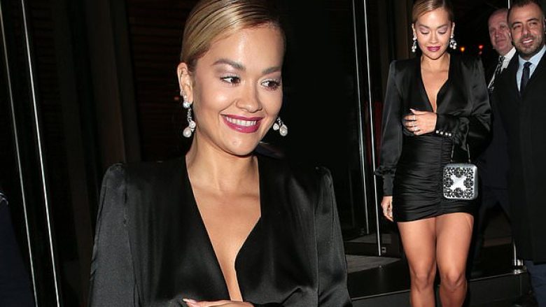 Rita Ora tregon sensin e saj të modës në një fustan të zi elegant, ndërsa del për darkë në Londër