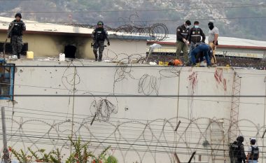 Të paktën 68 të vdekur nga lufta që zgjati tetë orë ndërmjet bandave në një burg të Ekuadorit, u desh intervenimi i 900 policëve për të ndalë gjakderdhjen