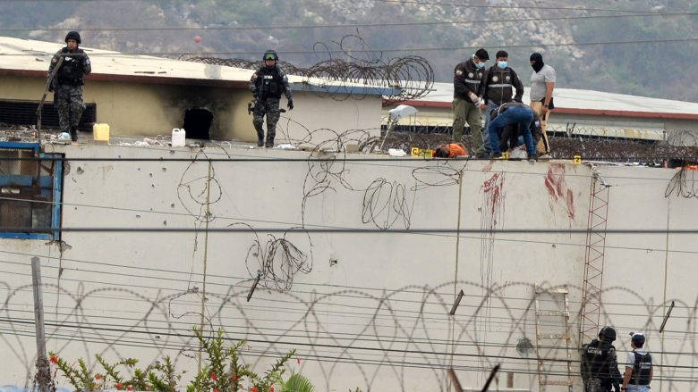 Të paktën 68 të vdekur nga lufta që zgjati tetë orë ndërmjet bandave në një burg të Ekuadorit, u desh intervenimi i 900 policëve për të ndalë gjakderdhjen