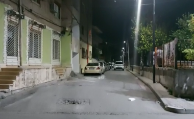 Përleshje me thika për një femër mes të rinjve në Elbasan, vdes një person, plagoset rëndë i vëllai