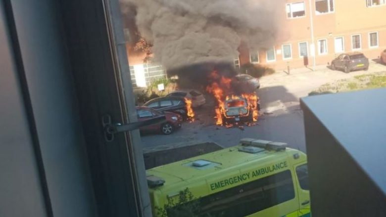 Një i vdekur nga shpërthimi i një veture jashtë një spitali në Liverpool, tre të arrestuar për terrorizëm – një dëshmitar rrëfen tmerrin që pa