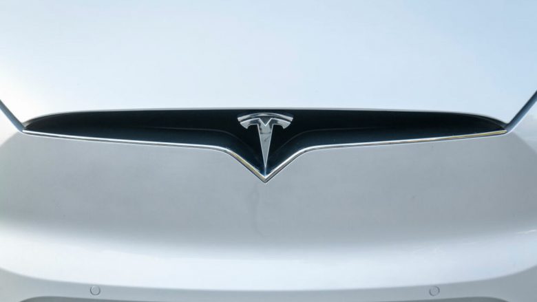 Mijëra automjete Tesla Model X dhe S tërhiqen për shkak të një defekti në airbag