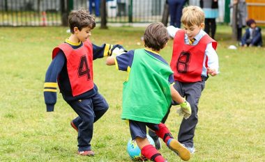 A e drejton zgjedhja e sportit një fëmijë të jetë lojtar ekipor?