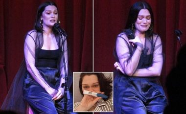 “Nuk jam ndjerë kurrë më e vetmuar”, Jessie J përlotet në koncert vetëm pak orë pasi njoftoi se kishte pësuar një abort
