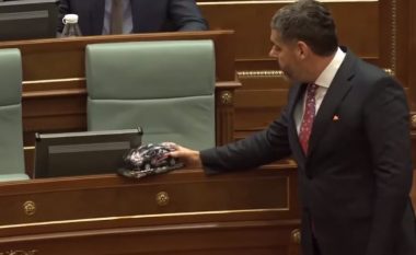 Ardian Kastrati i dhuron kryeministrit një veturë-lodër: Sa para janë ndarë për xhipat e zi?