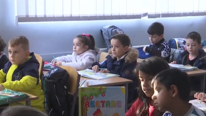 Mbingarkesë e madhe në shkollën “Mihal Grameno” në Fushë Kosovë, deri në 45 nxënës në klasë
