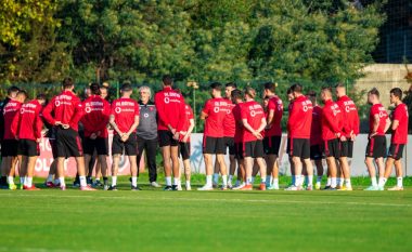 Kombëtarja mbërrin në Shqipëri pas humbjes nga Anglia, lista e ekipit pëson ndryshime para Andorrës