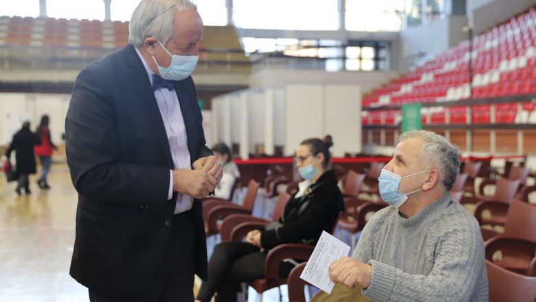 Ministri Latifi viziton qendrën e vaksinimit “1 Tetori”: Çdo vaksinë e dhënë është një jetë e shpëtuar
