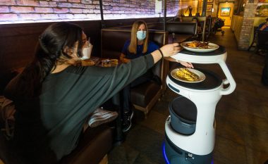 Restorantet në SHBA po “kthejnë sytë” kah robotët shërbyes sepse nuk mund të gjejnë staf të mjaftueshëm – pamje që tregojnë se si funksionojnë ata