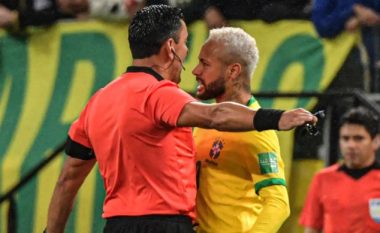 Neymari i zemëruar nga ndërhyrjet e kundërshtarëve konfrontohet me gjyqtarin kryesor, shpëton mrekullisht pa u ndëshkuar