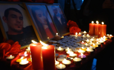 Ndizen qirinj në nderim të tri viktimave në Gllogjan