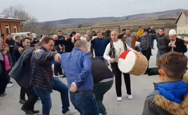 Kamenicë, qytetarët festojnë me valle e tupana ndërprerjen e reformës në arsim
