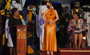 Rihanna nderohet me titullin “hero i kombit” në Barbados
