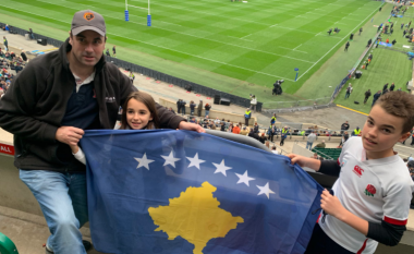 Ish-ambasadori britanik O’Connell me fëmijët e tij shpalosin flamurin e Kosovës në një ndeshje të ragbit