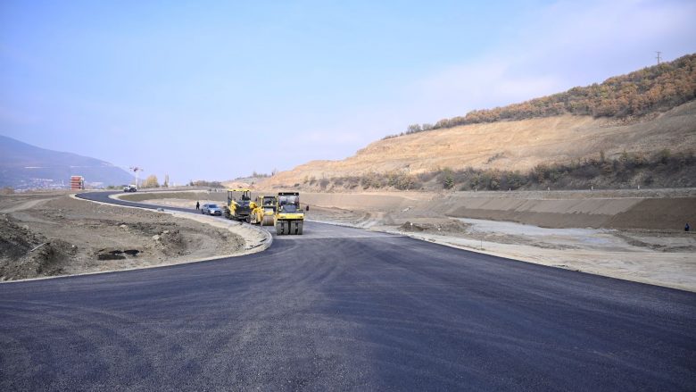 Filloi asfaltimi i rrugës Shkup-Bllacë, faza e parë e ndërtimit pritet të përfundojë në mesin e vitit 2022