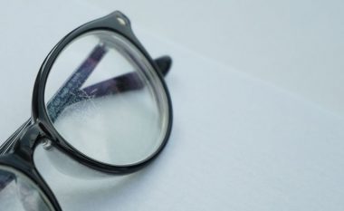 Si të hiqni gërvishtjet nga syzet: Një mjet me dy përbërës që i zgjidh dëmtimet